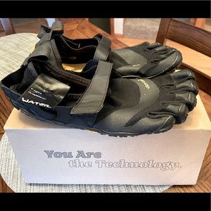 Mens Vibram fivefingers 11-11.5. Brand New in Box!